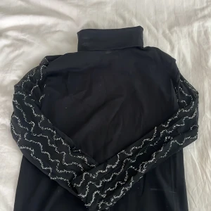 Topp med krage  - Glitter armar med svart krage, står storlek L/XL men passar mig som har xs 