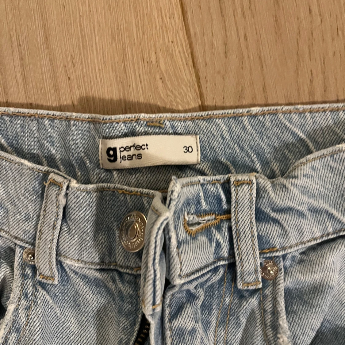 Ljusa jeans med slitningar - 90
