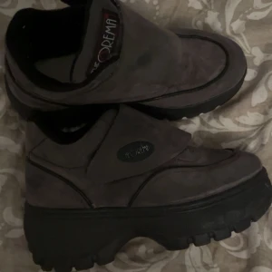 Bruna platåskor (chunky boots) - Säljer ett par coola bruna platåskor. De har en chunky sula och är perfekta för att ge lite extra höjd. Skorna är i bra skick och passar perfekt för höst och vinter. De har en stilren design utan snörning, vilket gör dem lätta att ta på och av.