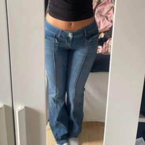 Säljer ett par snygga blå bootcut jeans i mycket bra skick