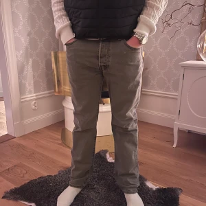 Levis 501 gråa - Säljer ett par grå Levis 501 jeans i bra skick. De har en klassisk straight passform och är perfekta för både vardag och fest. Byxorna har en midwaist design och är gjorda i ett slitstarkt material. Perfekta för höst och vår!