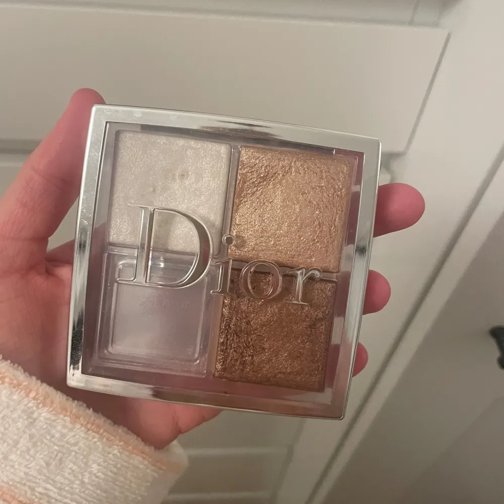 DIOR backstage glow face palett i färgen Universal, köpt för 600 kr!! jätte fina färger att använda på ens bronzer och kinder/ansiktet, använde upp den rosa färgen och men dom andra är knappt använda, bara enstaka gånger! skriv vid intresse. Skönhet.