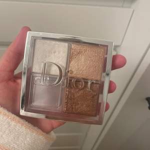 DIOR backstage glow face palett i färgen Universal, köpt för 600 kr!! jätte fina färger att använda på ens bronzer och kinder/ansiktet, använde upp den rosa färgen och men dom andra är knappt använda, bara enstaka gånger! skriv vid intresse