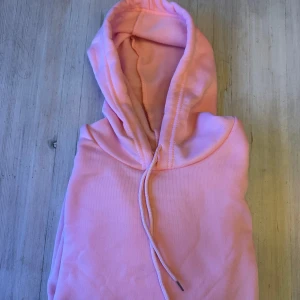Ljusrosa hoodie - Ljusrosa hoodie, flis material inuti. Hoodien är i gott skick! Storlek S