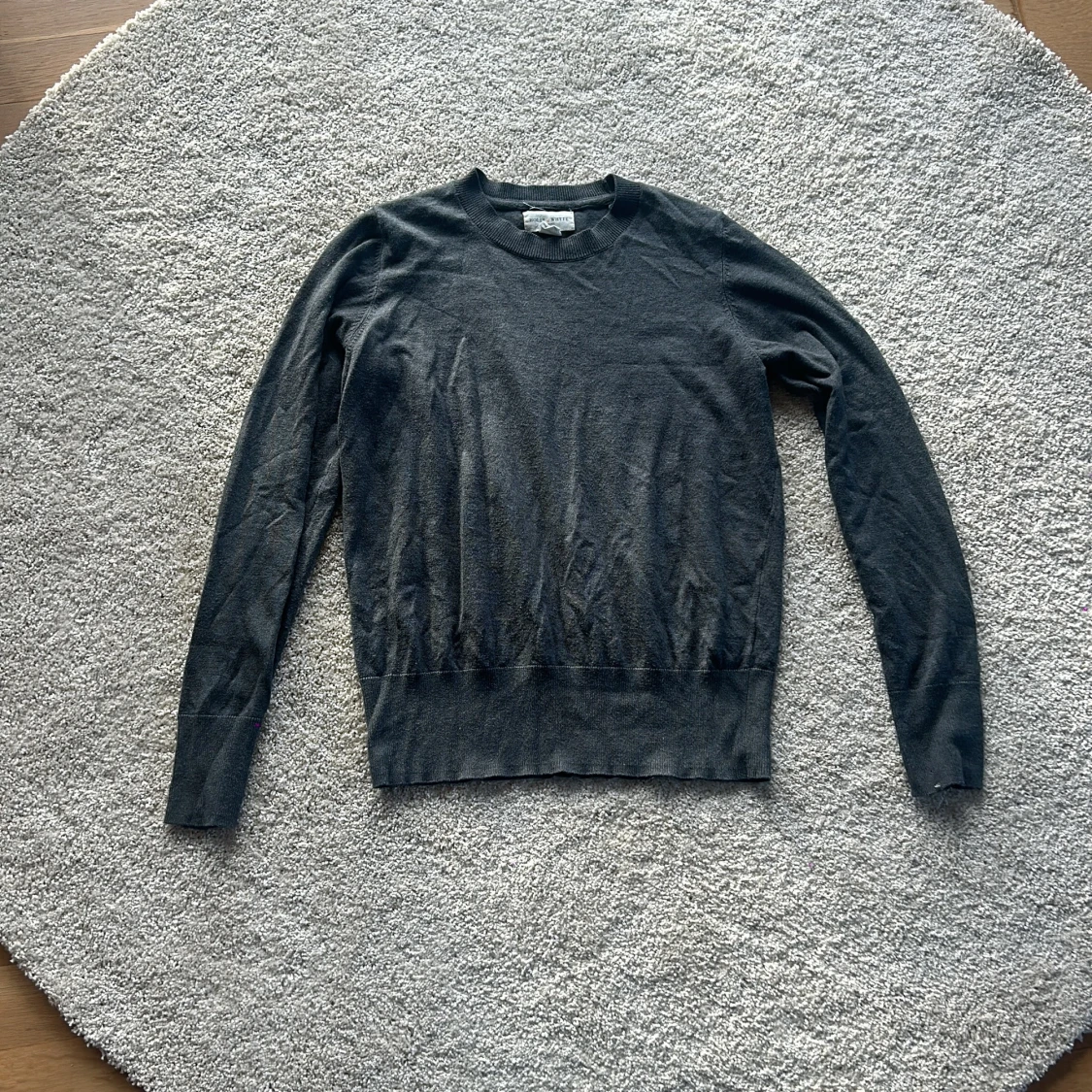 Mörkgrå tröja med knappar