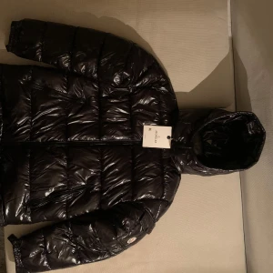 Moncler Jacka - Moncler jacka aldrig använd. Går bara att skana utsidan inte insidan