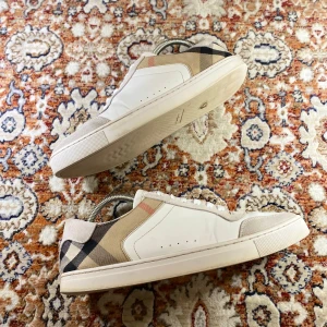 Burberry Skor - Hej! Säljer nu mina skor från märket Burberry , storlek 43, mycket bra skick, tveka inte på att höra av dig om du har frågor eller funderingar kring skorna!