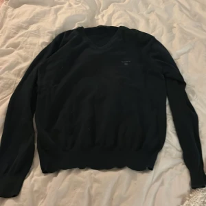 Svart tröja från GANT - Säljer en stilren svart tröja från GANT i storlek S. Tröjan har en klassisk v-ringning.  Den är i mycket bra skick och passar perfekt till höst- och vintergarderoben. 