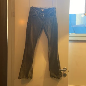 Mörkgrå jeans från Gina Tricot - Säljer ett par trendiga mörkgrå jeans från Gina Tricot i storlek 158. Säljer eftersom att de är för korta. Perfekta för vardagsbruk och kan matchas med det mesta i garderoben.