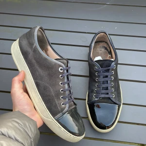 Lanvin - Säljer dessa sjukt feta lanvin cap toe i bra skick! Storlek 44-45. Skick 8,5/10. Kan gå ner i pris vid snabb affär. Box finns! Hör av dig vid minsta fundering!🤩