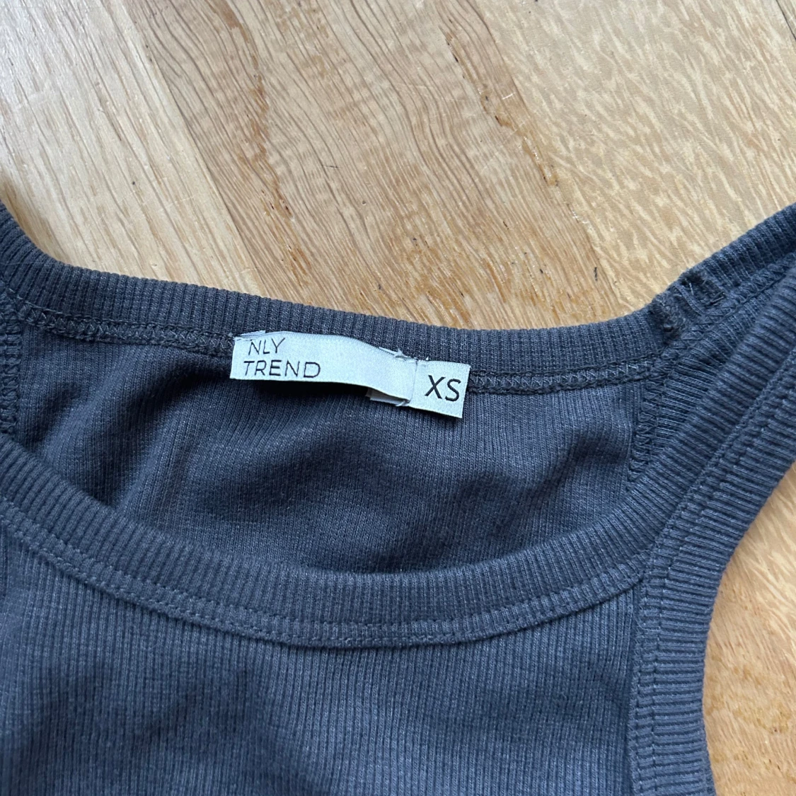 Mörkgrå ribbad topp NLY Trend - 90