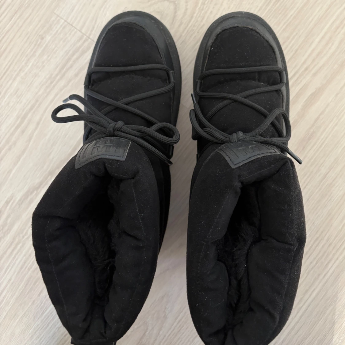 Svarta vinterboots med snörning