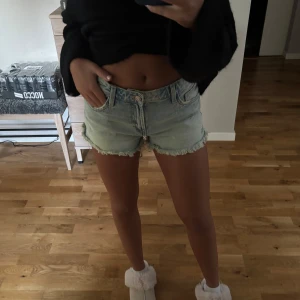 Ljusa jeansshorts - Säljer ett par ljusa jeansshorts i bra skic.