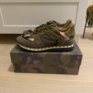 Valentino Rockrunner - Säljer nu ett par riktigt snygga Valentino Rockrunner i camouflage🤩Skorna är i nyskick 9,5/10 (använts fåtal gånger)💯🤙Skorna är i storlek 38 men passar 39-39,5📏🤙Tillbehör: Box, dustbag, NYA snören och kort📦✉️Vid frågor och funderingar är det bara att skriva📱💭Nypris va 7000kr🤑