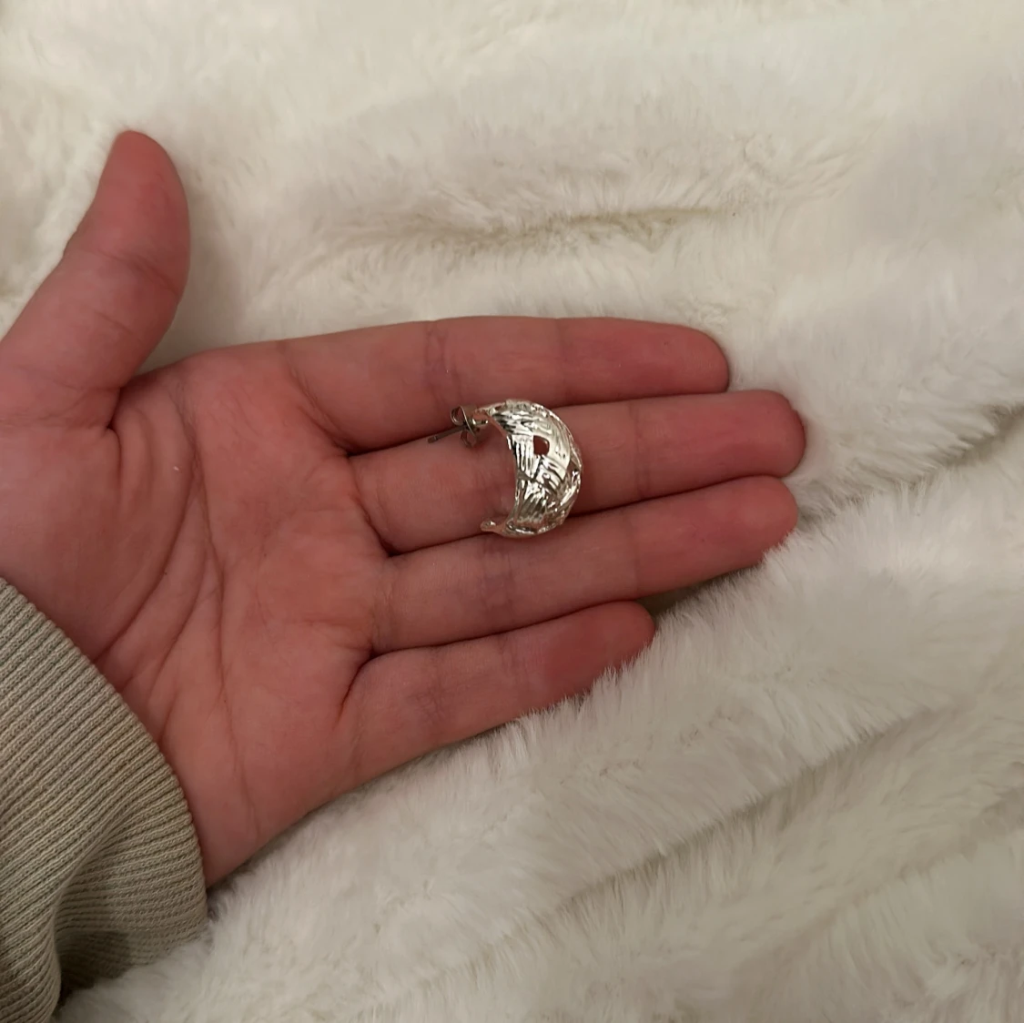 Silverfärgade örhängen med mönster - 90