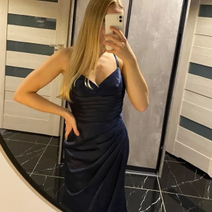 Balklänning  - Balklänning från JJhouse. Storlek XS men lite uppsydd då den skulle passa mig som är 164cm och hade på mig ca 6cm höga klackar. Slits vid benet. Använd en gång. I mycket fint skick! 