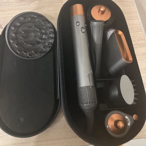 Dyson - Säljer ett komplett hårstylingkit från Dyson, complete long diffuse. Den är i nyskick. Inköpt på dysons egen hemsida. 
