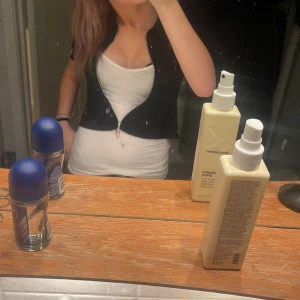 Svart ribbad bolerotopp - Säljer en svart ribbad bolerotopp från ONE. Den har en dragkedja framtill och korta ärmar. Perfekt för lager-på-lager eller som en lätt jacka över en topp. Passar både till vardags och fest!