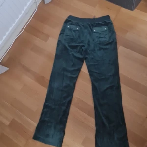 Juicy byxor - Säljer ett par gröna juicybyxor i bra skick. De har en loose passform och är perfekta för höst och vinter. Byxorna är sååå bekväma! De är i strl M ❤️