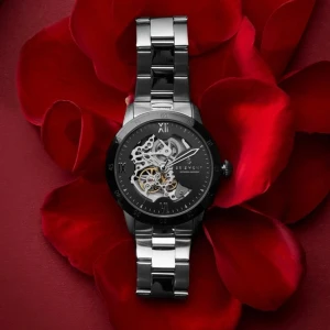 Silverfärgad klocka från Seizmont - Snygg och stilren klocka från Seizmont i silverfärg med ett coolt skeletturverk som visar de inre mekanismerna. Armbandet är i rostfritt stål och urtavlan har romerska siffror. Perfekt för både vardag och fest!