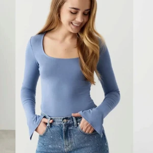 Blå långärmad topp - Snygg blå långärmad topp med en tight passform. Den har en stilren design med en rundad hals och är perfekt för både vardag och fest. Materialet ser mjukt och bekvämt ut, vilket gör den idealisk för höst och vår.💕säljer även en rosa och grön!
