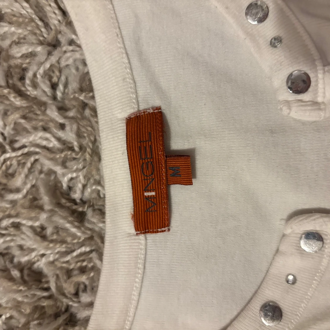 Vit ärmlös topp med text och nitar - 93