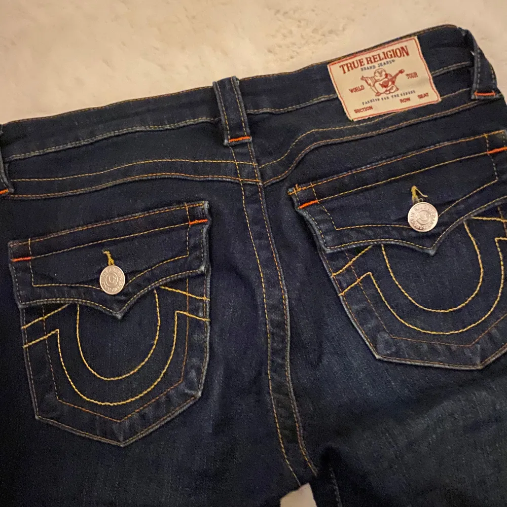 Säljer ett par jätte snygga true religion jeans 🫶🏻 köpta här på plick men var tyvärr för stora! Storlek 27 (lånade bilder från gamla ägaren) ❤️❤️. Jeans & Byxor.