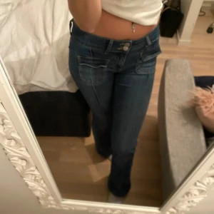 Low waist Bootcut jeans - Superfina blå lågmidjade jeans köpta från Nelly för 699kr. Passar perfekt, men säljer då de tyvärr ej kommer till användning längre 💗