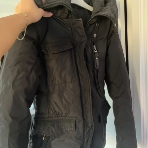 Hollies livigno jacka - Hollies livingo jacka i jätte bra skick. Strlk 36 men är liten i storleken. Jätte varm och skön. Kan skicka fler bilder vid begäran