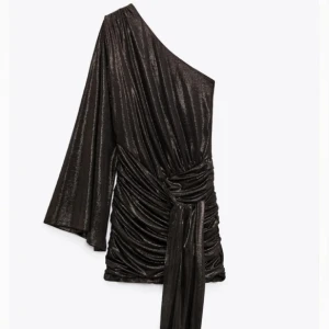  klänning!🥰 - Så fin klänning från Zara, mycket sällan använd🥰 Den är ish svart/brun❤️