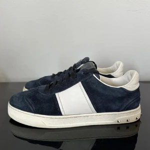 Valentino skor mocka navy - Valentino flycrews i färgen navy blå. Skorna är i bra skick utan heeldrag och med orginalsulor. Endast en nit borta men syns knappt vid användning då den är på insidan näst längst in (Höger sko). Storlek 39.5 skrev in 40 då de sitter som andra valentino skor (ganska stora i storleken) När jag köpte de stod de att de passa upp till 41 eu men tycker de sitter lite tajt på mig med 41. Man får avgöra lite själv om man prövat valentino. För fler bilder,frågor eller mått tveka inte att kontakta mig🤩