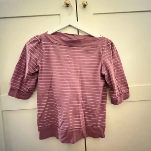Lila  randig tröja från Seriously - Säljer en söt lila tröja från Seriously i storlek XS. Den har ett randigt mönster och trekvartsärmar, perfekt för vår och sommar. Tröjan är i bra skick och passar både till vardags och fest. Superfin att matcha med jeans eller kjol! 🌸