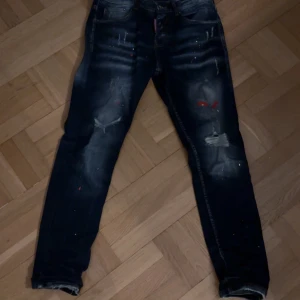 Mörkblå jeans med slitningar - Säljer ett par mörkblå disquerd2 jeans relativt nya inga defekter hör av dig vid intresse mvh damme😊