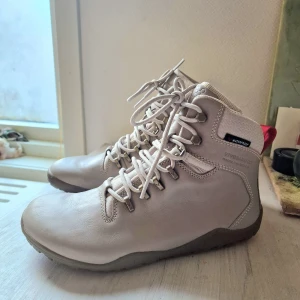 Vivobarefoot tracker - Vivobarefoot tracker winter i storlek 38. Beige/cement färg, vattentäta, vintersäkra barfotaskor med thermal sula. Aldrig använda, då de var lite för smala för mina breda fötter (är mellan storlekar dessutom, så valde fel helt enkelt 🫠). Rekommenderar att en har 37a eller liten 38a normalt för att kunna ha en tjock socka i ☺️🙏 Väldigt lätta, så passar t.ex. backpackers. Nypris: 2850:-