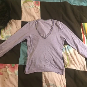Lila tröja⭐️✨ - Säljer denna fina ljus lila tröja med broderade paljetter på! ✨🍓 Den är i storlek 34 och har trekvarts ärmar. Står att märket är oasis! 