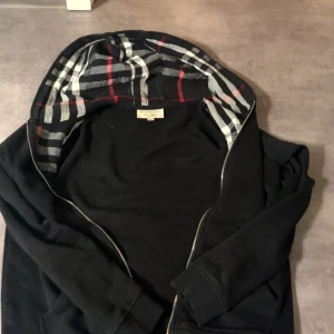 Burburry hoodie - En väldigt fin burburry Hoosiers i Fint skick Hör av er om ni har några frågor eller vill ha mer bilder🍾