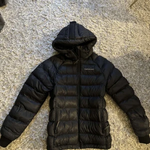 Svart dunjacka från Peak Performance - Säljer min peak jacka den är använd en vinter säsong men inga tecken på användning. 