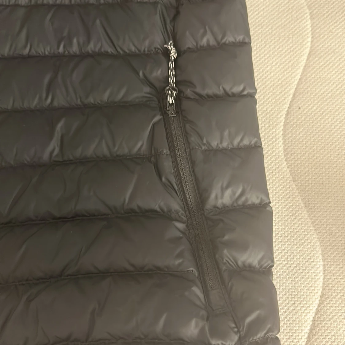 Svart/blå( beror på hur man upplever den) dunjacka från Peak Performance - 90