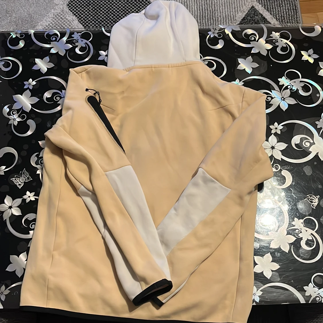 Beige och vit kofta från Nike - 90