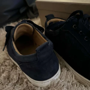 Christian Louboutin  - Hej, säljer nu mina loubs då dom inte används längre, dom är i storlek 42, dom tvättas så klart innan jag fraktar dom, hör av er för mer bilder!