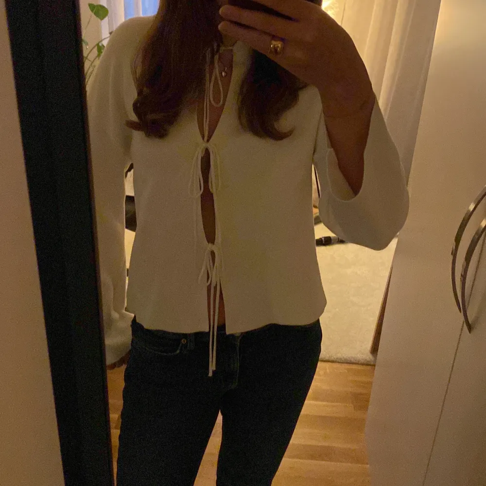 Säljer en superfin vit kofta från Gina Tricot i storlek S. Den har långa ärmar och snygga knytband framtill som ger en unik look. Perfekt för både vardag och fest! Säljer då den är lite för kort i ärmarna för mig som är ganska lång❣️Den är bara använd ca 2 gånger. Tröjor & Koftor.