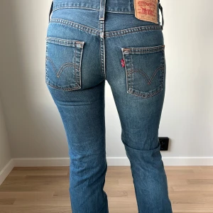 Levis jeans EVE - Lågmidjade levis jeans modell EVE. Tjejen på bilden är 165cm