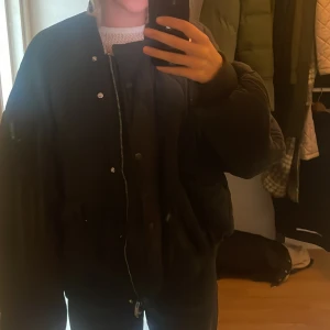 Svart bomberjacka - Säljer denna superfina jackan från zara❤️den är svart/mörkblå och sälja inte längre❤️den kostade 800 som ny