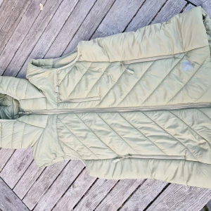 Väst - Ny väst från 157. Med luva