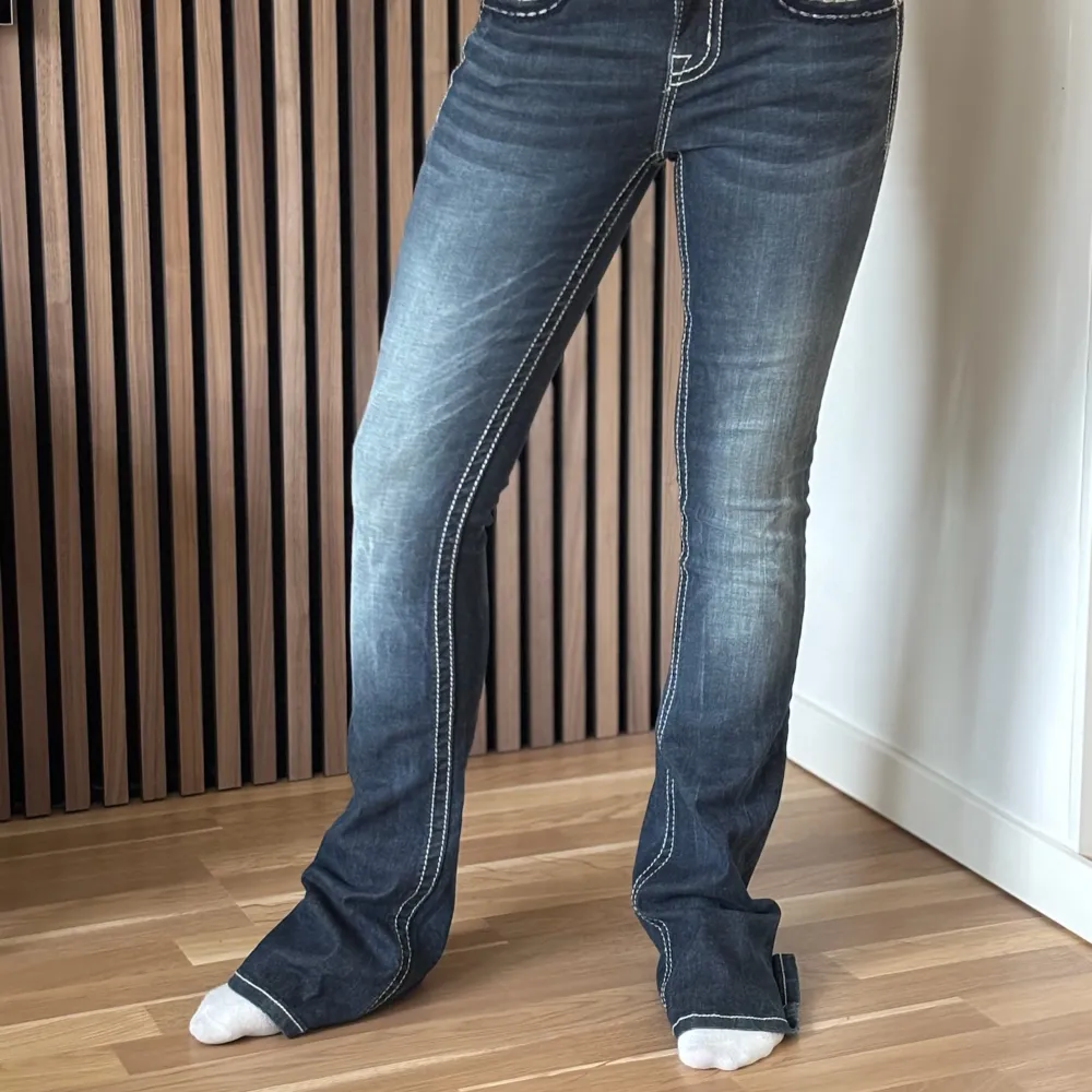 Lågmidjade bootcut jeans från Miss Me. Snygg design. Perfekt skick, se bild. Mått: Innerbenslängd: 85cm   Midjemått rakt över: 33cm Midjemått: 73cm Modellen är 166cm lång. Fler bilder finns. Skriv gärna ifall du har några frågor! 💗. Jeans & Byxor.