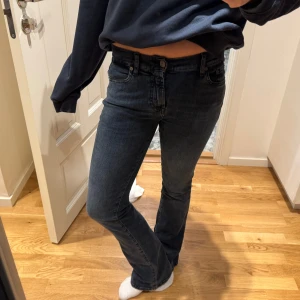 Mörkblå jeans bootcut jeans!! - Säljer mina super snygga mörkblå bootcut jeans från 7. Sjukt snygg och nypris ligger på 2145kr så säljer därför för 900kr!!! Stl 25 men passar mig som oftast har 36