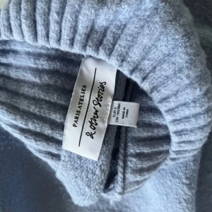 Ljusblå tröja från & Other Stories - Mysig ljusblå tröja från & Other Stories i storlek S. Perfekt för kyliga dagar med sin mjuka och varma känsla. Tröjan har en ribbad krage och muddar som ger en stilren look. Passar både till vardags och lite finare tillfällen. Ett måste i garderoben! 💙tröjan är inte nopprig 💓💓