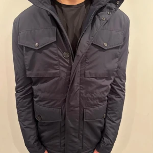 J.lindberg feild jacket bailey - Hej! Säljer min sjukt snygg j.lindberg feild jacket som är perfekt till hösten och vintern då jackan är fodrad. Modellen=bailey. Priset är inte hugget i sten. Skriv vid funderingar och prisförslag. Öppen för byten 