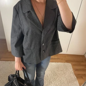 Jacka/kofta  - Grå jacka/kofta, super unik och jätte bra kvalitet 💕💕