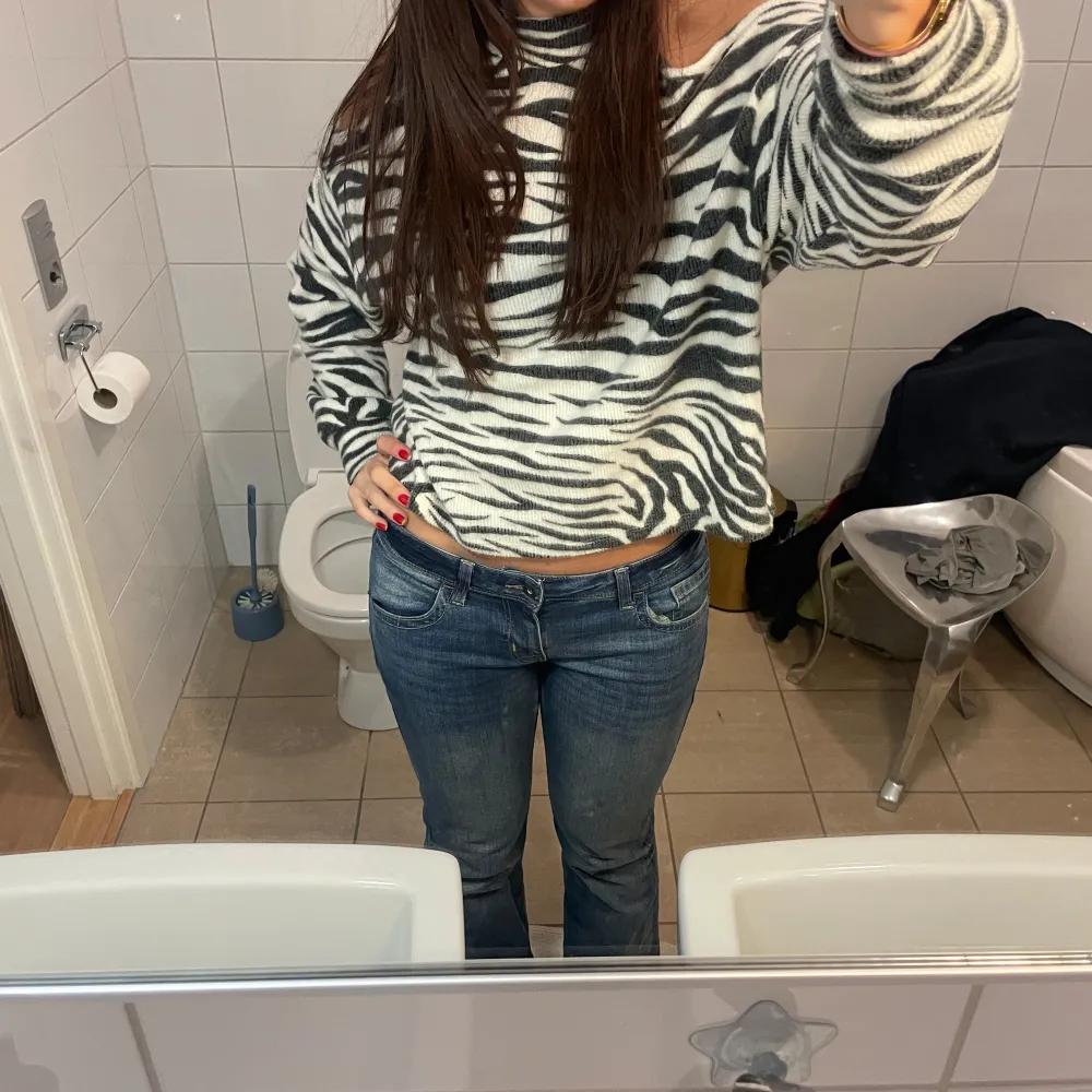 Så söta lågmidjade jeans med utsvängda ben. Det är perfekta om du är lite längre som jag. De går hela vägen ner till marken på mig och jag är 175!💕 Kontakta om du har frågor💕 . Jeans & Byxor.